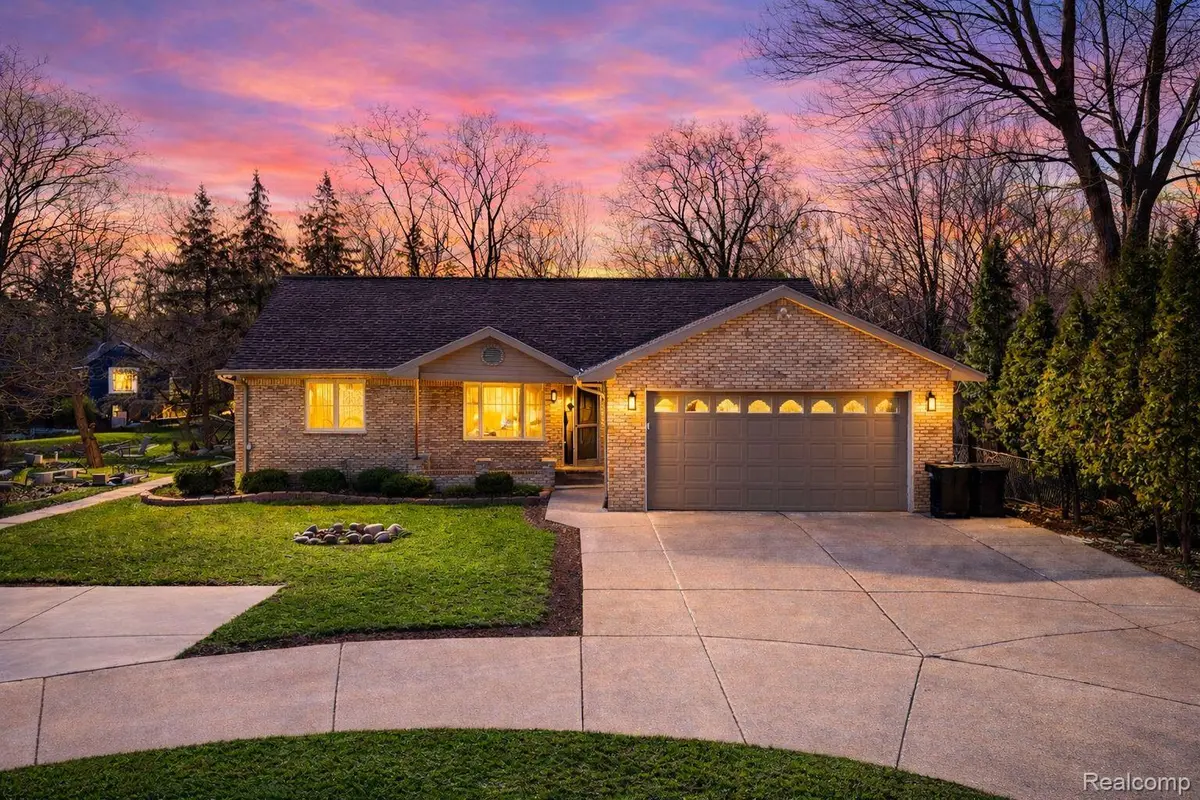 37209 Curwood DR, Sterling Heights, MI 48310