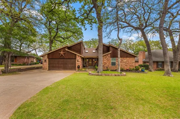 826 Lake Forest Court, Grapevine, TX 76051