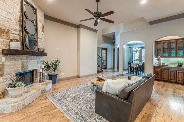 406 Waterlane Drive, Mansfield, TX 76063