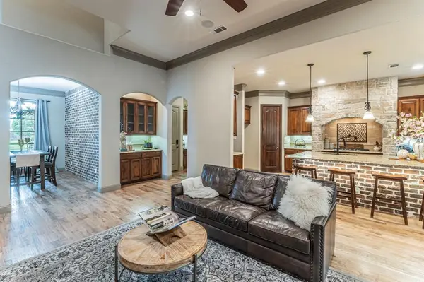 406 Waterlane Drive, Mansfield, TX 76063