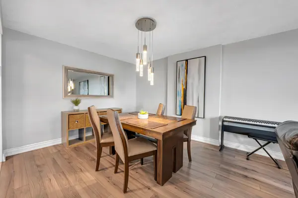 1 Royal Orchard BLVD #509, Markham, ON L3T 3C2