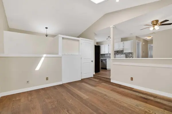 252 Erin Woods DR SE, Calgary, AB T2B 3B9