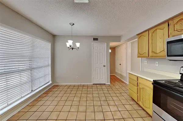 2402 Bennington Drive, Arlington, TX 76018