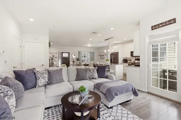 2 Bluffs Ct, Hamburg Boro, NJ 07419