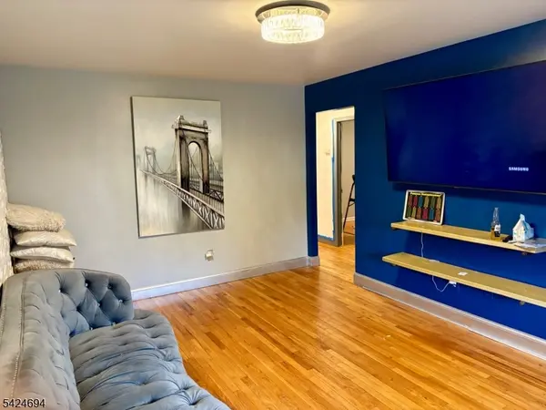 1411 Hussa St, Linden City, NJ 07036