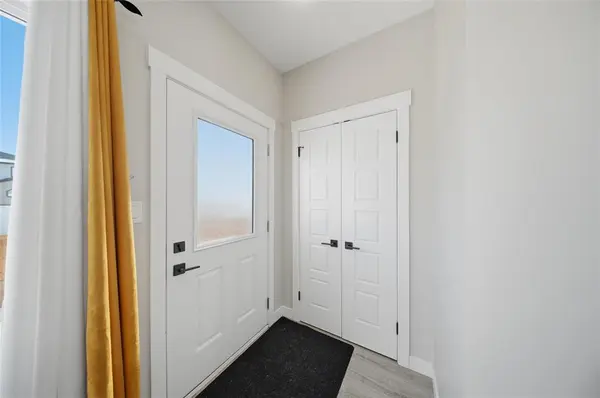 39 Mira Gate, Winnipeg, MB R2V 5C6