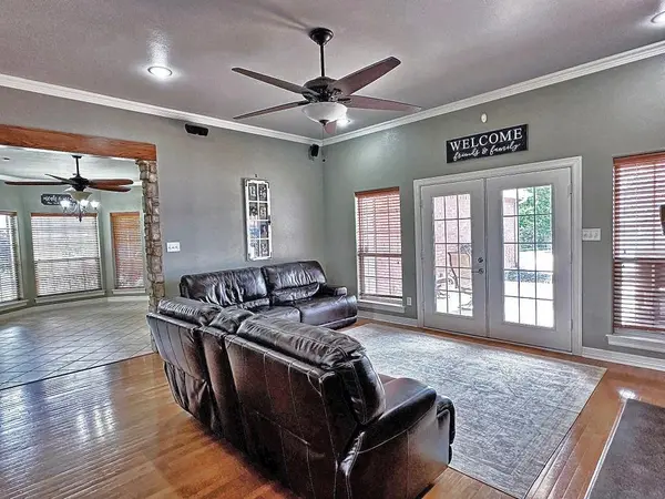 912 Van Winkle Circle, Athens, TX 75751