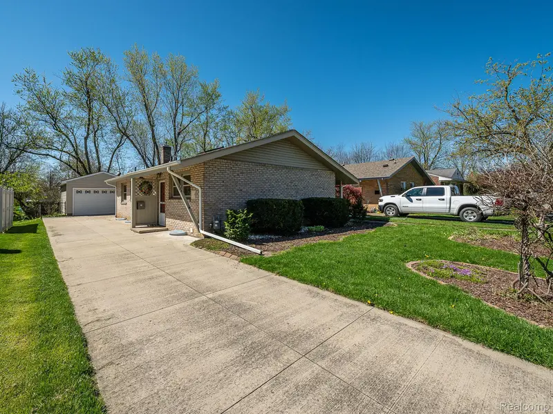 1335 Spencer PL, Adrian, MI 49221