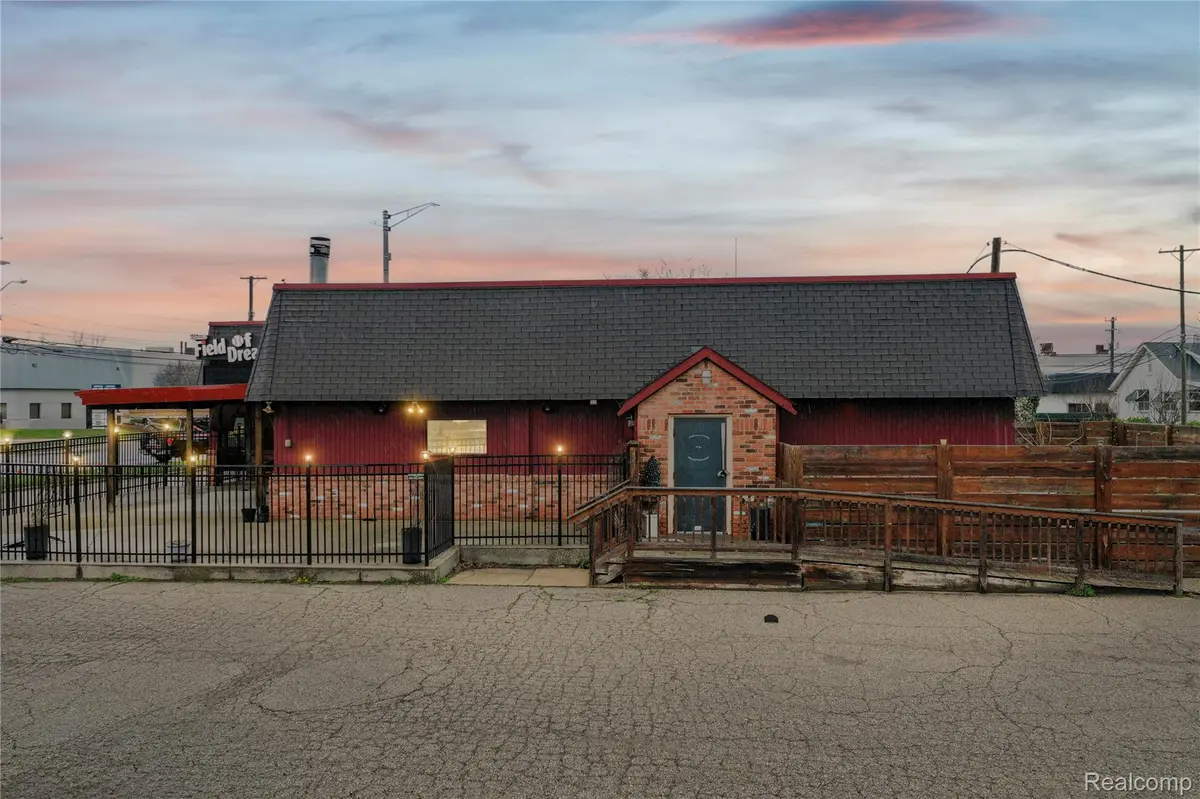 1090 Rochester RD, Troy, MI 48083