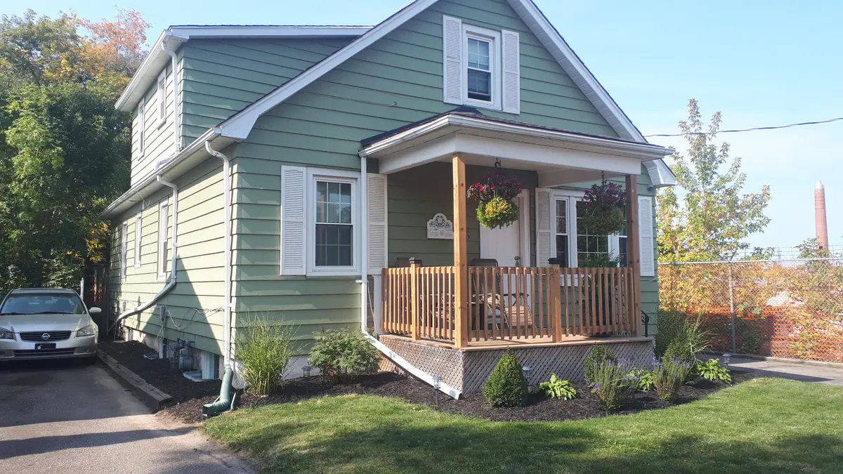 75 Thomas ST #One, St. Catharines, ON L2R 6M4