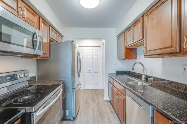 29860 W 12 Mile RD #604, Farmington Hills, MI 48334