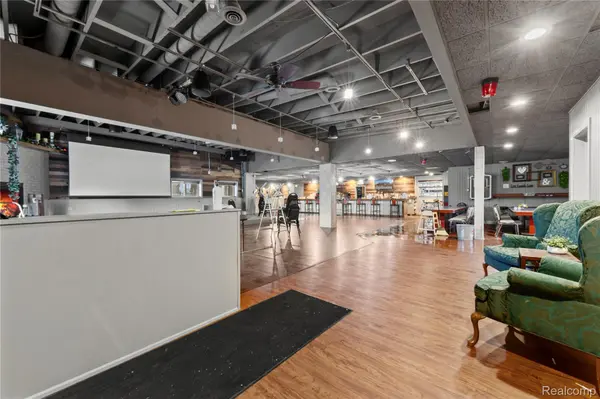 1090 Rochester RD, Troy, MI 48083