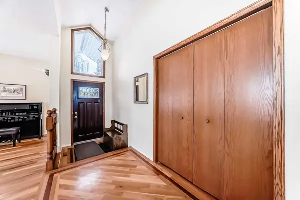 204 Edcath PL NW, Calgary, AB T3A 3X6