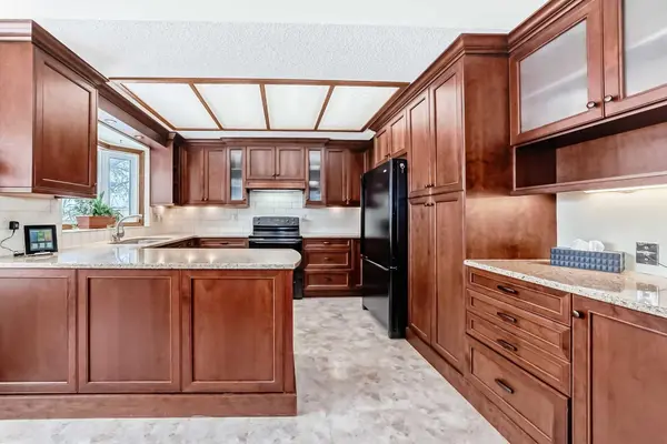 204 Edcath PL NW, Calgary, AB T3A 3X6