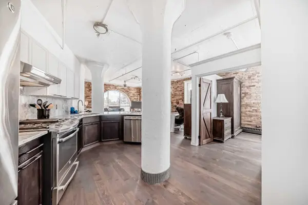 240 11 AVE SW #402, Calgary, AB T2R 0C3