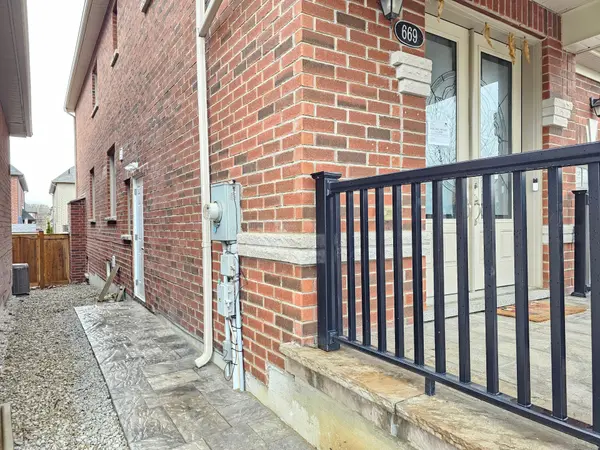 669 Sweetwater CRES #Bsmt, Newmarket, ON L3X 0H6