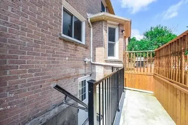 198 Harrowsmith DR, Mississauga, ON L5R 1R9