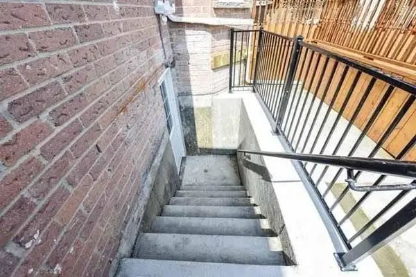 198 Harrowsmith DR, Mississauga, ON L5R 1R9