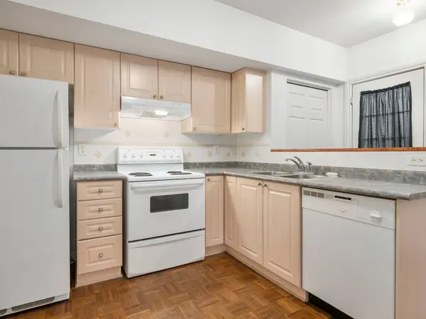 51 Castle Glen CRES, Kanata, ON K2L 4G9