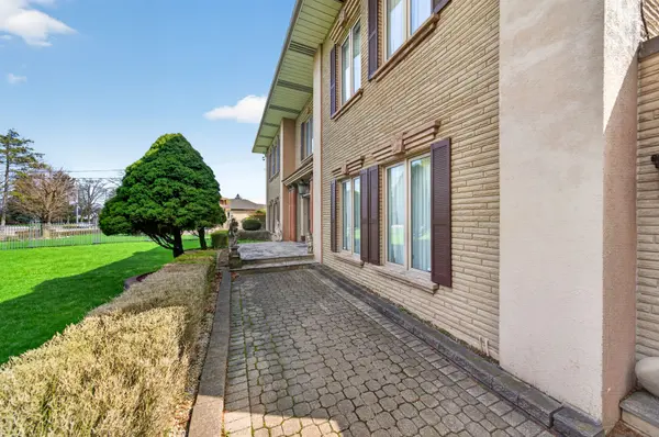 213 STONE CHURCH RD W, Hamilton, ON L9B 1A2