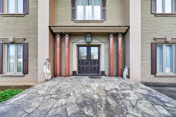 213 STONE CHURCH RD W, Hamilton, ON L9B 1A2