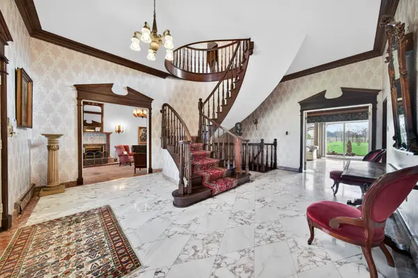 213 STONE CHURCH RD W, Hamilton, ON L9B 1A2