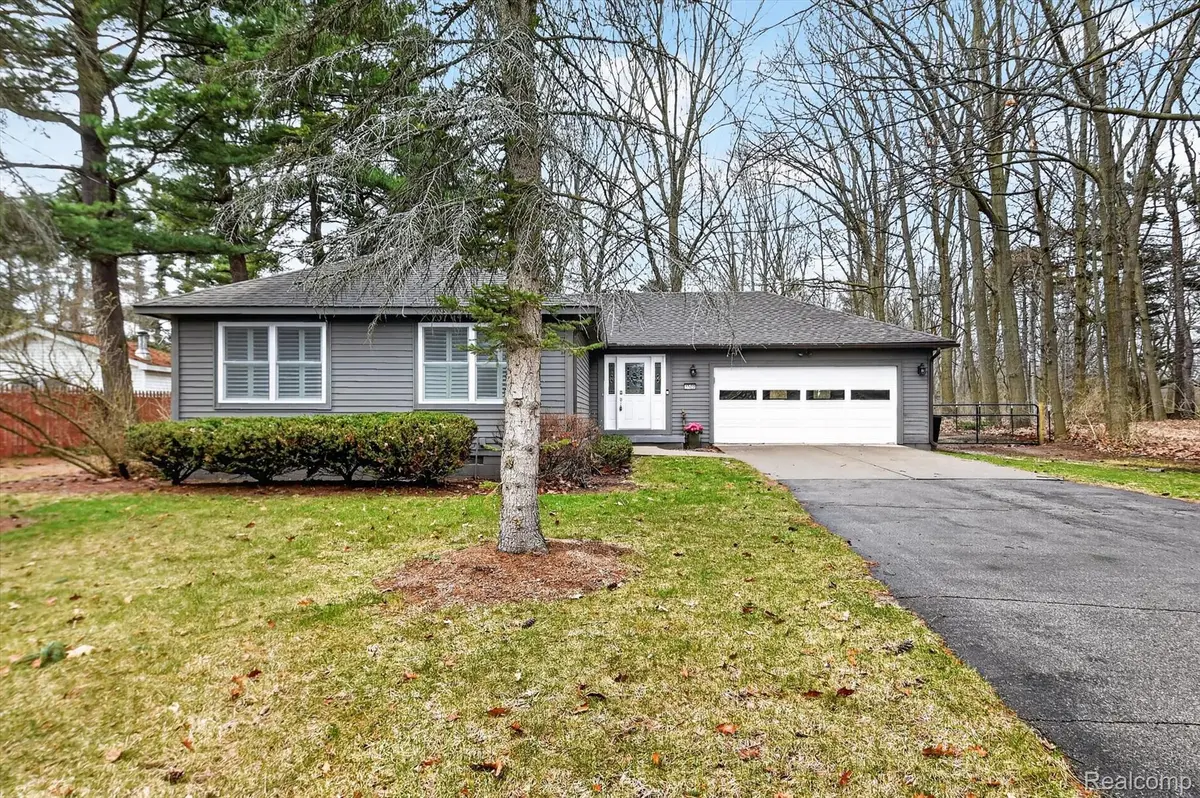 5569 Lakeshore RD, Fort Gratiot Charter Township, MI 48059