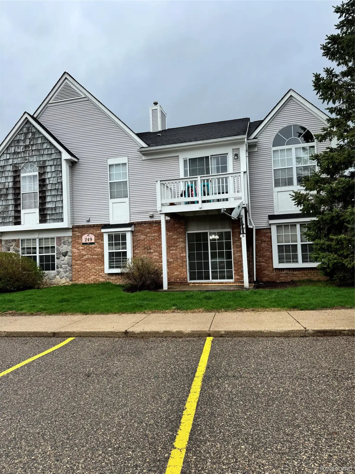 249 Brookwood DR, South Lyon, MI 48178