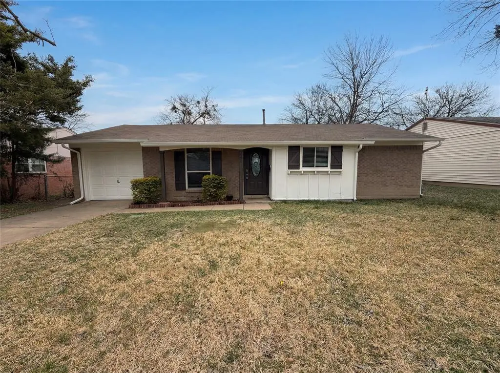 208 Summercrest Boulevard, Burleson, TX 76028