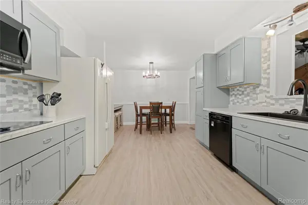 29667 Newport DR, Warren, MI 48088