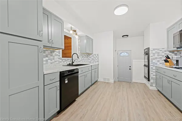 29667 Newport DR, Warren, MI 48088