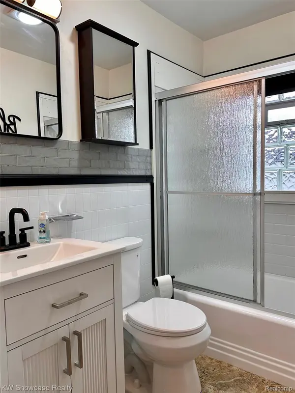 20352 Beatrice ST, Livonia, MI 48152