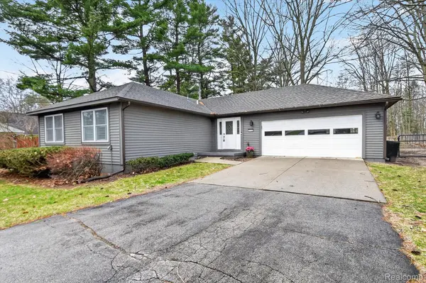 5569 Lakeshore RD, Fort Gratiot Charter Township, MI 48059