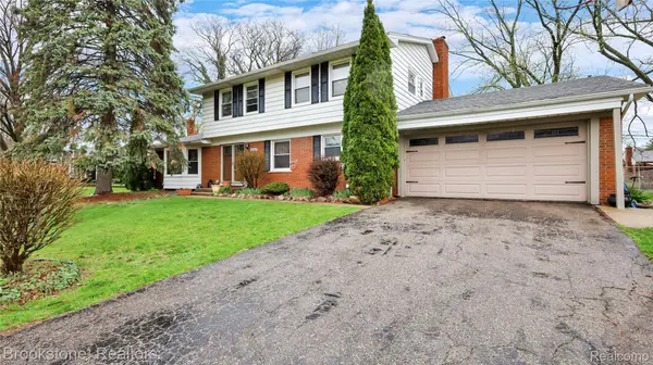 36762 Harwick CT, Clinton Charter Township, MI 48035