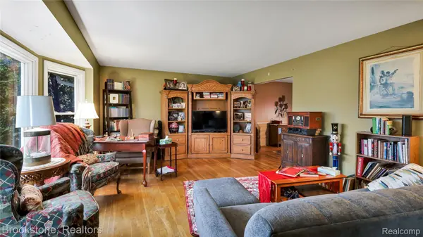 36762 Harwick CT, Clinton Charter Township, MI 48035