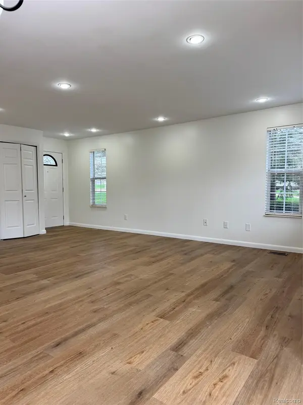 249 Brookwood DR, South Lyon, MI 48178