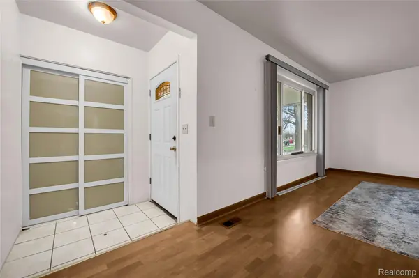 27665 Aberdeen ST, Southfield, MI 48076