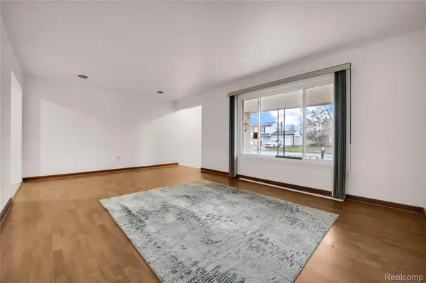 27665 Aberdeen ST, Southfield, MI 48076