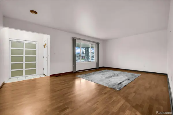 27665 Aberdeen ST, Southfield, MI 48076