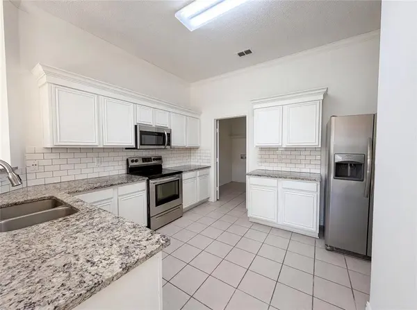 501 W Clover Park Drive, Fort Worth, TX 76140