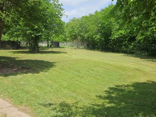 901 N Blanche Street, Terrell, TX 75160