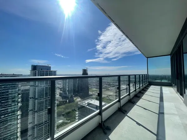 950 Portage Pkwy #5706, Vaughan, ON L4K 0J7