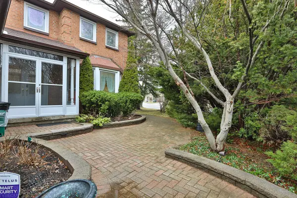 2 Mair CT, Richmond Hill, ON L4C 7S1