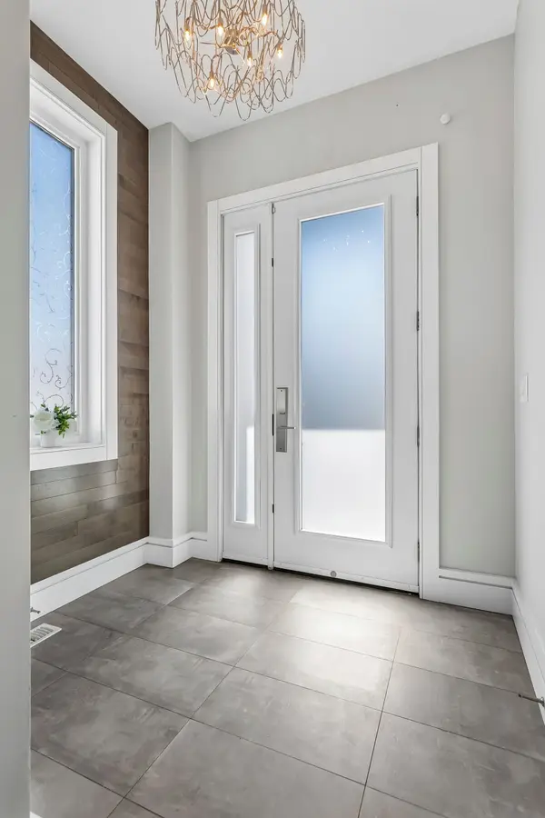 21A Maple AVE N, Mississauga, ON L5H 2R9