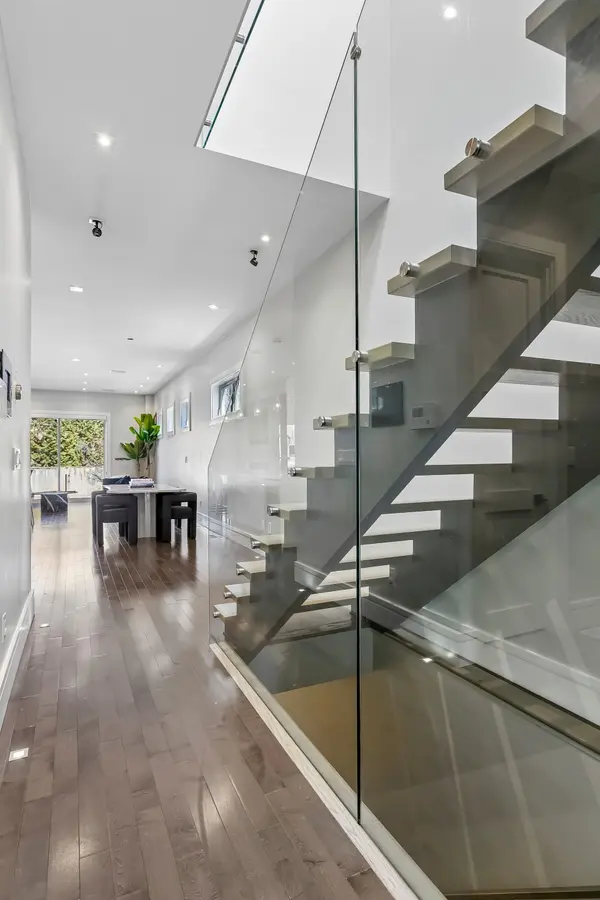 21A Maple AVE N, Mississauga, ON L5H 2R9