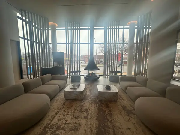 1 Fairview RD E #2310, Mississauga, ON L5A 4C6