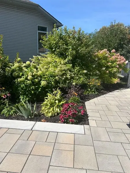 124 Macassa CIR, Kanata, ON K2T 1J9