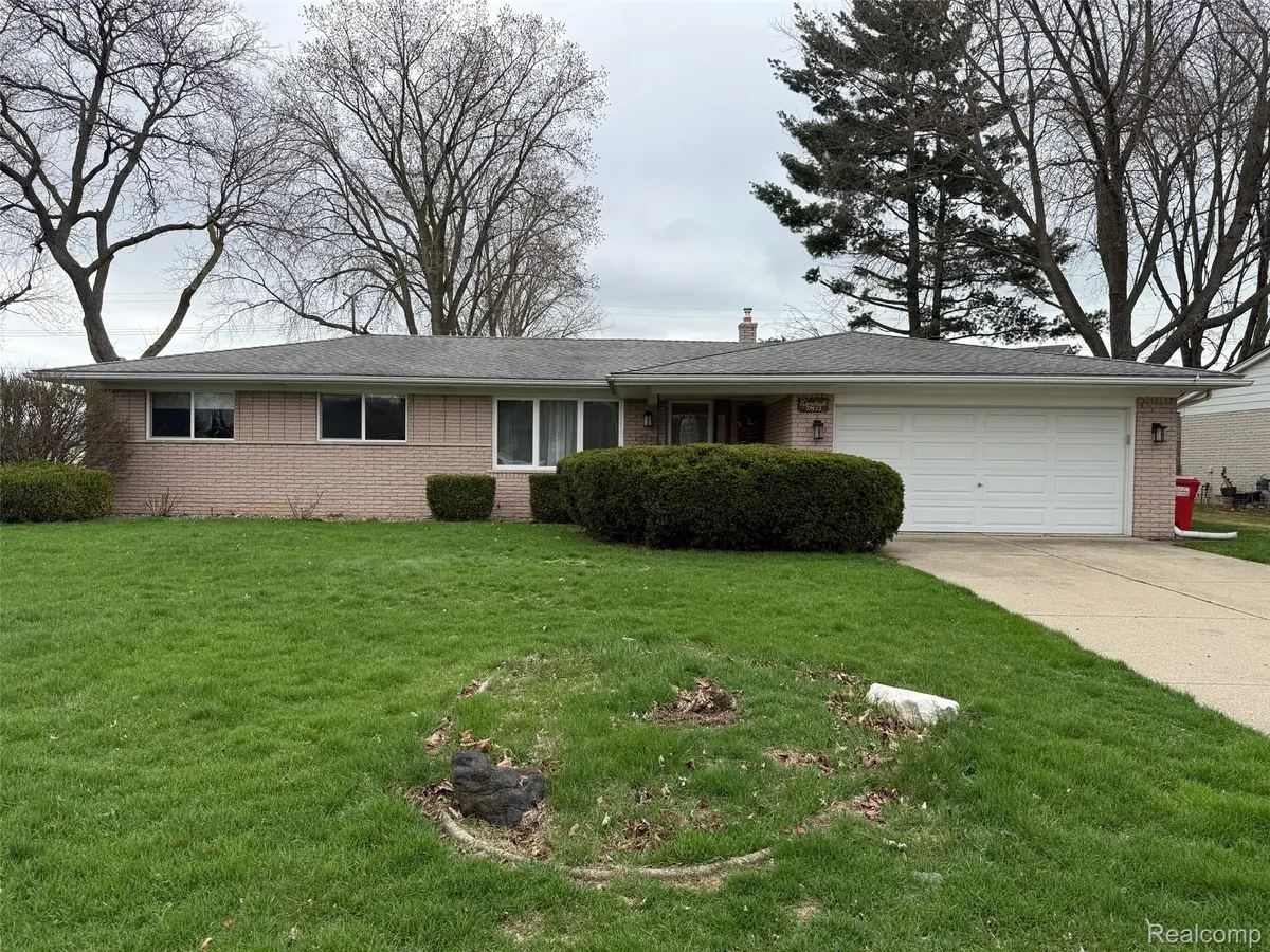 37572 Via Rosalie ST, Clinton Charter Township, MI 48036