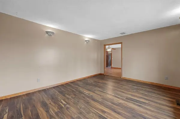 1000 Stinocher St, Solon, IA 52333