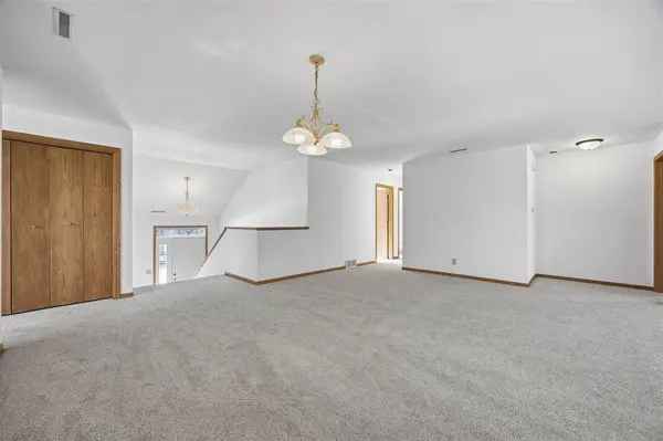 1224 Litchfield Dr #B, Hiawatha, IA 52233